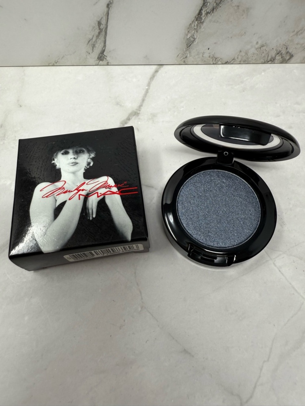 MAC EYESHADOW - SHOWGIRL (VELUXE PEARL) MARILYN MONROE COLLECTION